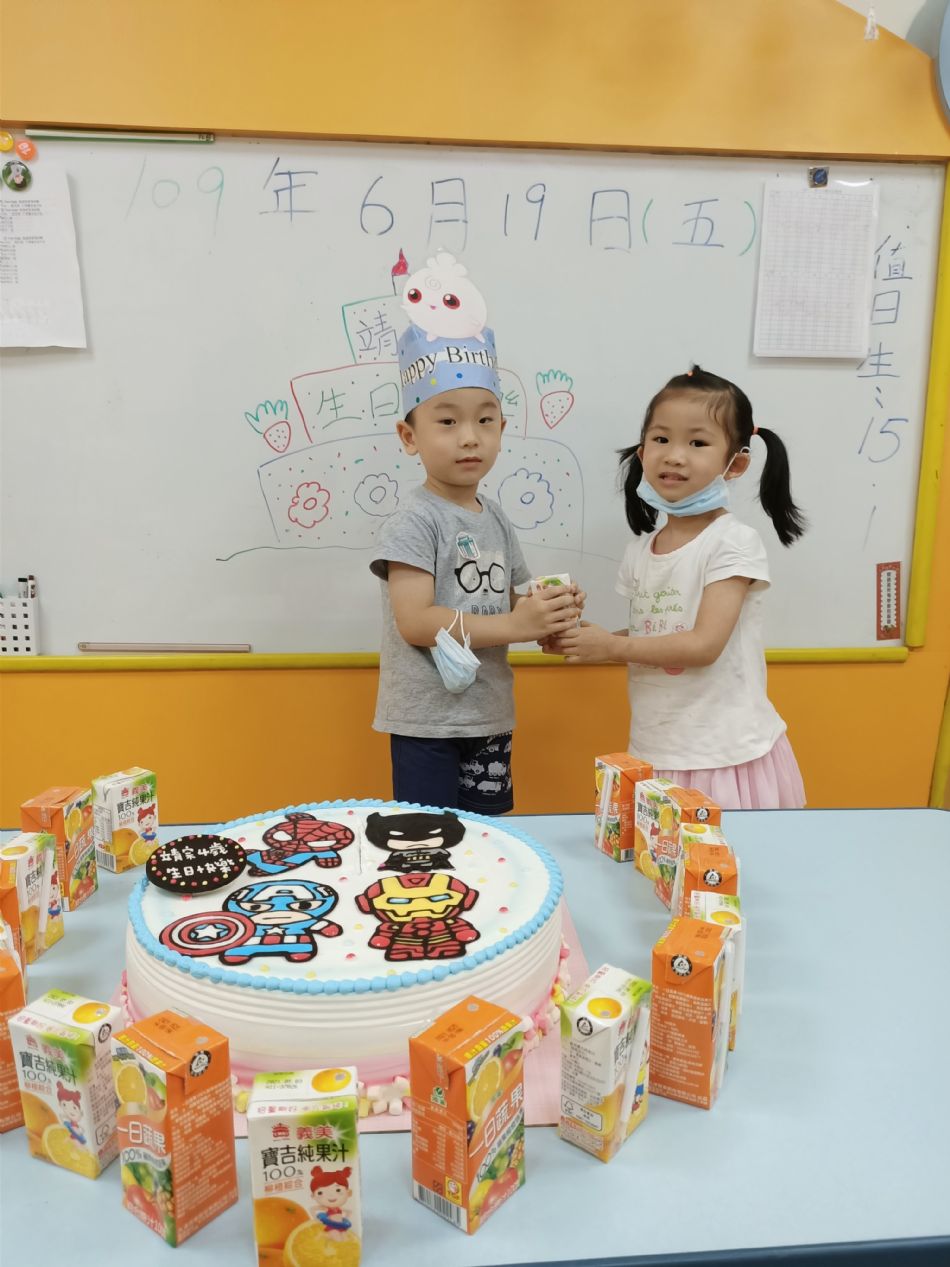 文件 : <FONT COLOR='red'>(109.06.19)Pierce寶貝生日快樂-40.JPG</FONT> <BR> 尺寸 : <FONT COLOR='blue'>950 × 1267</FONT> 圖元 <BR> 格式 : <FONT COLOR='green'>jpg</FONT> <BR> 大小 : <FONT COLOR='green'> -- </FONT> KB