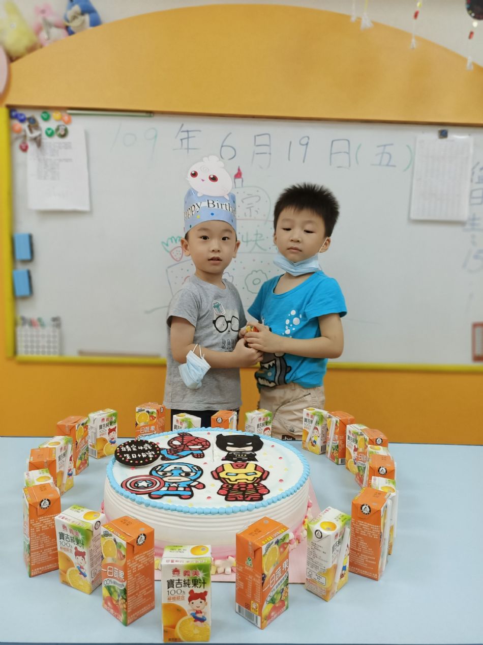 文件 : <FONT COLOR='red'>(109.06.19)Pierce寶貝生日快樂-42.JPG</FONT> <BR> 尺寸 : <FONT COLOR='blue'>950 × 1267</FONT> 圖元 <BR> 格式 : <FONT COLOR='green'>jpg</FONT> <BR> 大小 : <FONT COLOR='green'> -- </FONT> KB