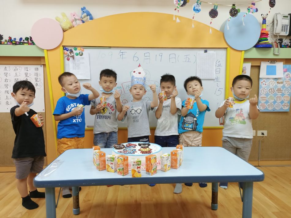 文件 : <FONT COLOR='red'>(109.06.19)Pierce寶貝生日快樂-43.JPG</FONT> <BR> 尺寸 : <FONT COLOR='blue'>950 × 712</FONT> 圖元 <BR> 格式 : <FONT COLOR='green'>jpg</FONT> <BR> 大小 : <FONT COLOR='green'> -- </FONT> KB