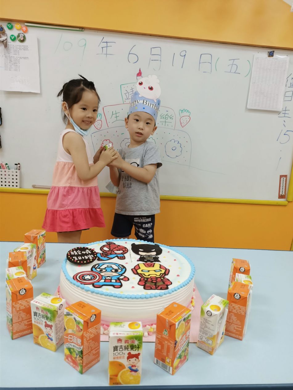 文件 : <FONT COLOR='red'>(109.06.19)Pierce寶貝生日快樂-45.JPG</FONT> <BR> 尺寸 : <FONT COLOR='blue'>950 × 1267</FONT> 圖元 <BR> 格式 : <FONT COLOR='green'>jpg</FONT> <BR> 大小 : <FONT COLOR='green'> -- </FONT> KB