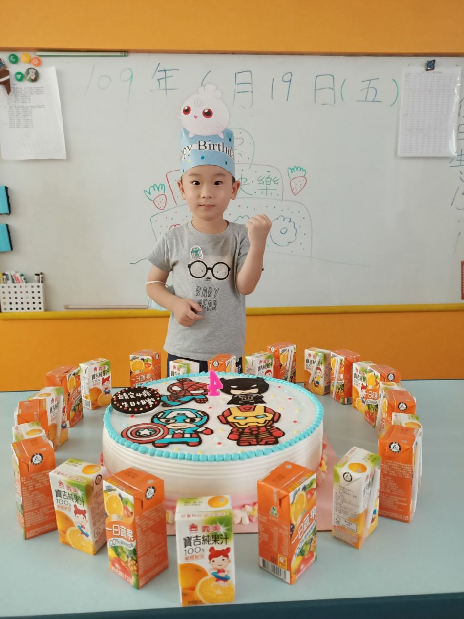 文件 : <FONT COLOR='red'>(109.06.19)Pierce寶貝生日快樂-46.JPG</FONT> <BR> 尺寸 : <FONT COLOR='blue'>950 × 1267</FONT> 圖元 <BR> 格式 : <FONT COLOR='green'>jpg</FONT> <BR> 大小 : <FONT COLOR='green'> -- </FONT> KB