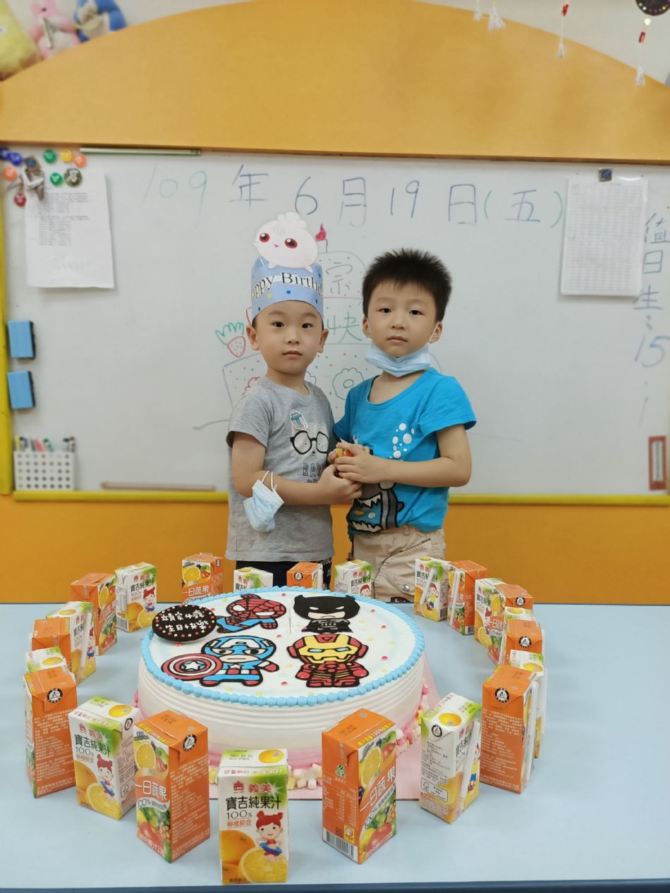 文件 : <FONT COLOR='red'>(109.06.19)Pierce寶貝生日快樂-47.JPG</FONT> <BR> 尺寸 : <FONT COLOR='blue'>950 × 1267</FONT> 圖元 <BR> 格式 : <FONT COLOR='green'>jpg</FONT> <BR> 大小 : <FONT COLOR='green'> -- </FONT> KB