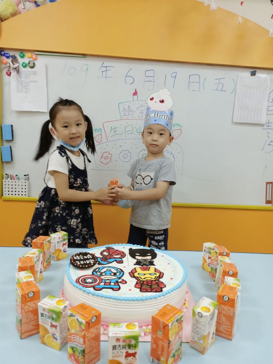 文件 : <FONT COLOR='red'>(109.06.19)Pierce寶貝生日快樂-49.JPG</FONT> <BR> 尺寸 : <FONT COLOR='blue'>950 × 1267</FONT> 圖元 <BR> 格式 : <FONT COLOR='green'>jpg</FONT> <BR> 大小 : <FONT COLOR='green'> -- </FONT> KB