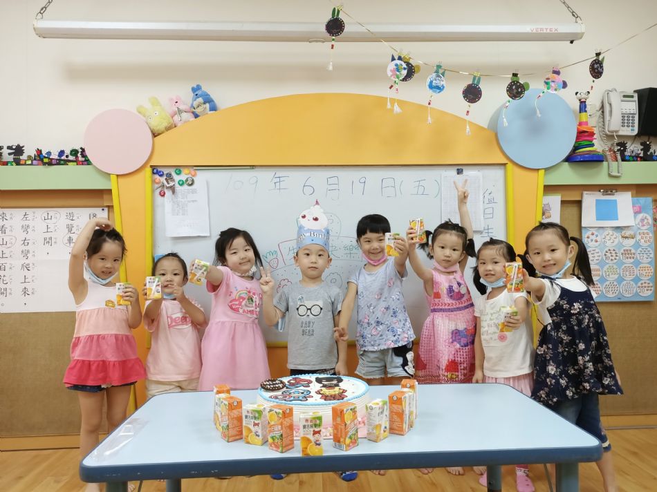 文件 : <FONT COLOR='red'>(109.06.19)Pierce寶貝生日快樂-5.JPG</FONT> <BR> 尺寸 : <FONT COLOR='blue'>950 × 712</FONT> 圖元 <BR> 格式 : <FONT COLOR='green'>jpg</FONT> <BR> 大小 : <FONT COLOR='green'> -- </FONT> KB