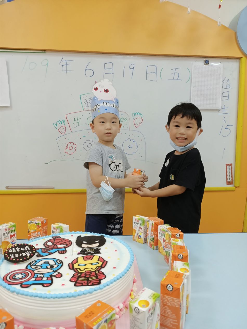 文件 : <FONT COLOR='red'>(109.06.19)Pierce寶貝生日快樂-55.JPG</FONT> <BR> 尺寸 : <FONT COLOR='blue'>950 × 1267</FONT> 圖元 <BR> 格式 : <FONT COLOR='green'>jpg</FONT> <BR> 大小 : <FONT COLOR='green'> -- </FONT> KB