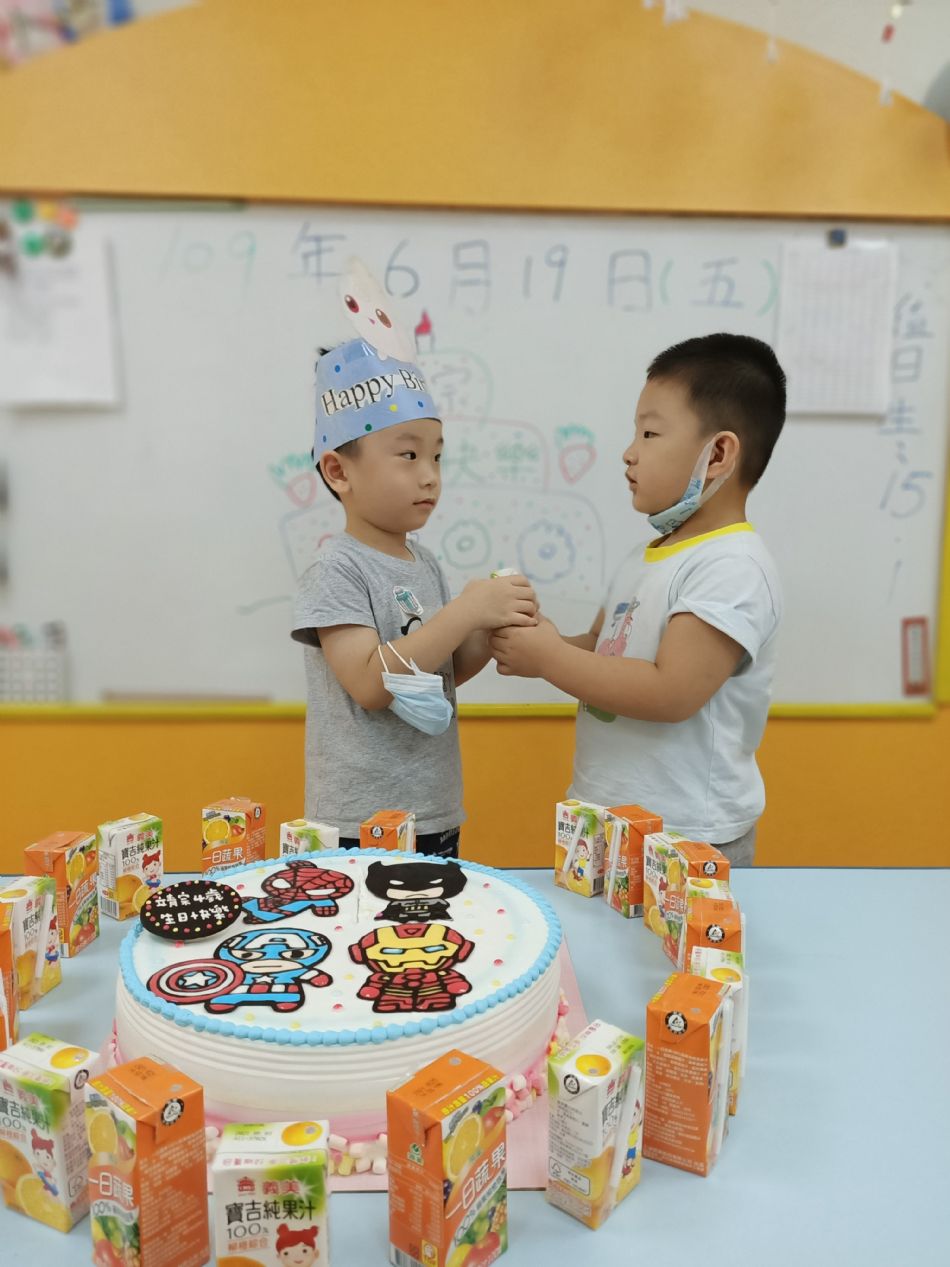 文件 : <FONT COLOR='red'>(109.06.19)Pierce寶貝生日快樂-58.JPG</FONT> <BR> 尺寸 : <FONT COLOR='blue'>950 × 1267</FONT> 圖元 <BR> 格式 : <FONT COLOR='green'>jpg</FONT> <BR> 大小 : <FONT COLOR='green'> -- </FONT> KB