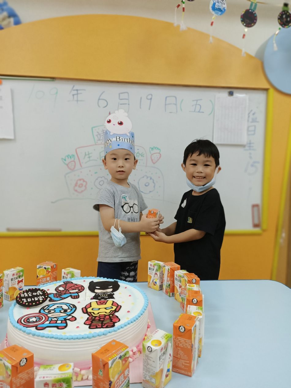 文件 : <FONT COLOR='red'>(109.06.19)Pierce寶貝生日快樂-6.JPG</FONT> <BR> 尺寸 : <FONT COLOR='blue'>950 × 1267</FONT> 圖元 <BR> 格式 : <FONT COLOR='green'>jpg</FONT> <BR> 大小 : <FONT COLOR='green'> -- </FONT> KB