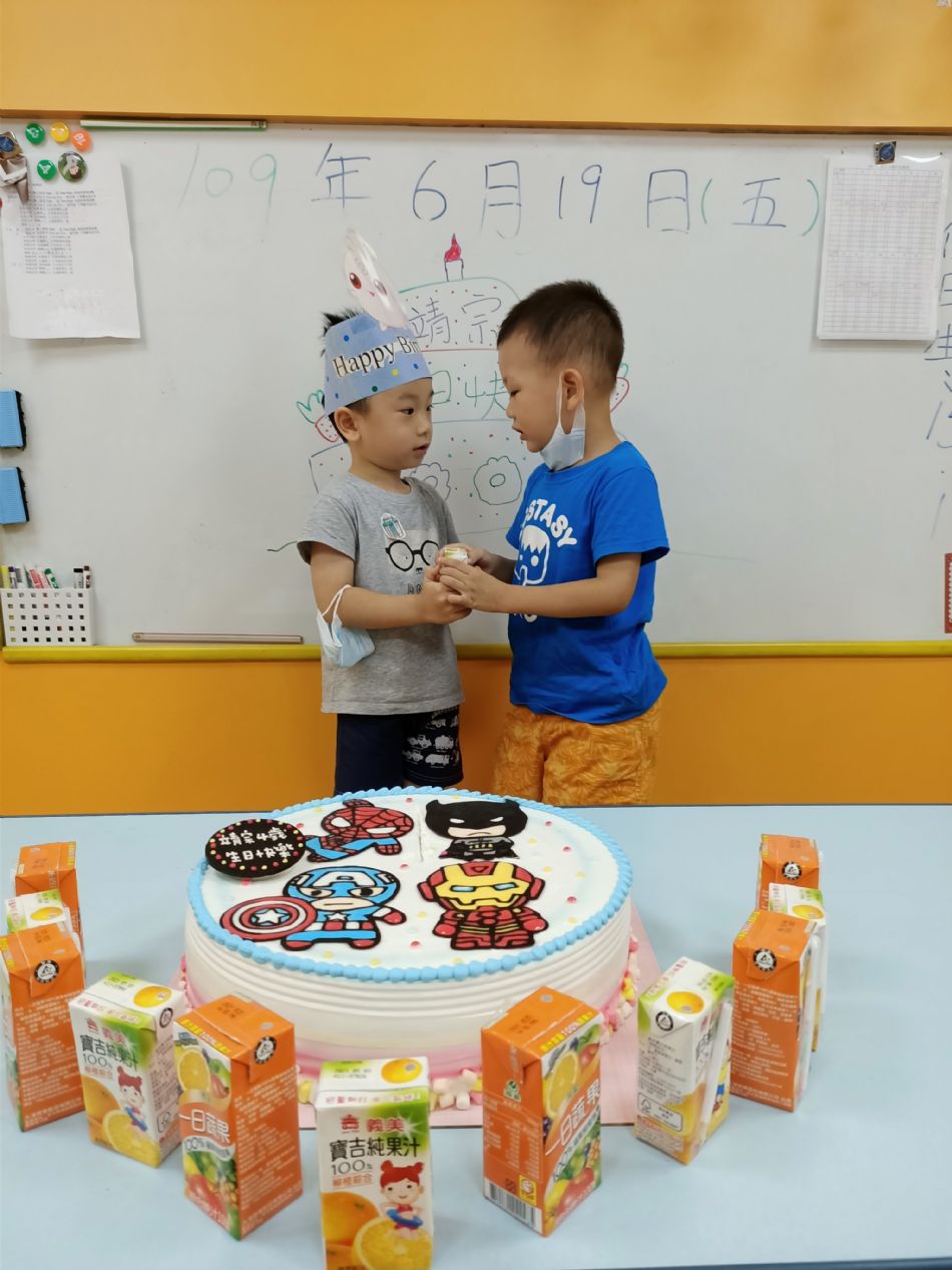 文件 : <FONT COLOR='red'>(109.06.19)Pierce寶貝生日快樂-60.JPG</FONT> <BR> 尺寸 : <FONT COLOR='blue'>950 × 1267</FONT> 圖元 <BR> 格式 : <FONT COLOR='green'>jpg</FONT> <BR> 大小 : <FONT COLOR='green'> -- </FONT> KB