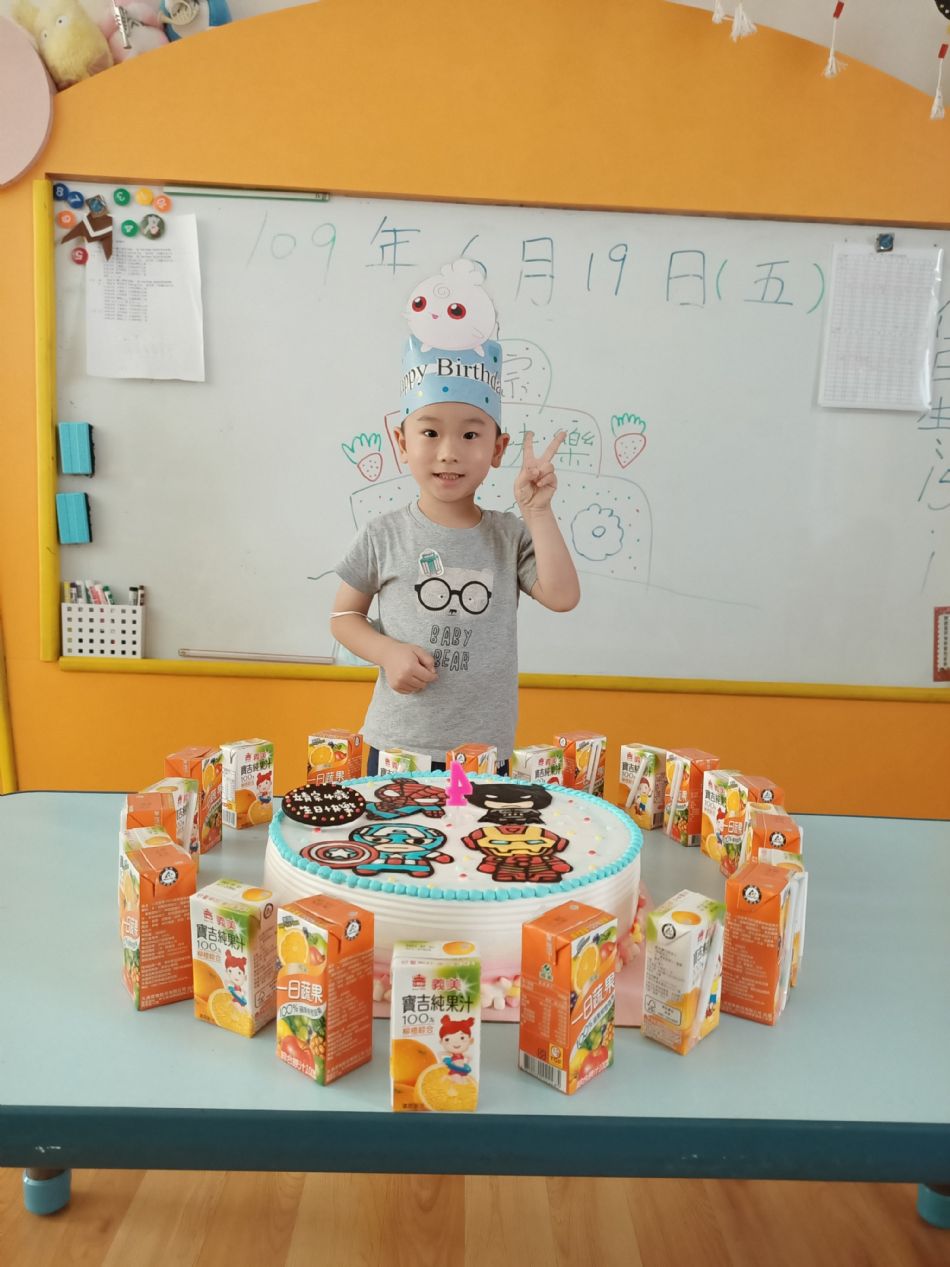 文件 : <FONT COLOR='red'>(109.06.19)Pierce寶貝生日快樂-61.JPG</FONT> <BR> 尺寸 : <FONT COLOR='blue'>950 × 1267</FONT> 圖元 <BR> 格式 : <FONT COLOR='green'>jpg</FONT> <BR> 大小 : <FONT COLOR='green'> -- </FONT> KB