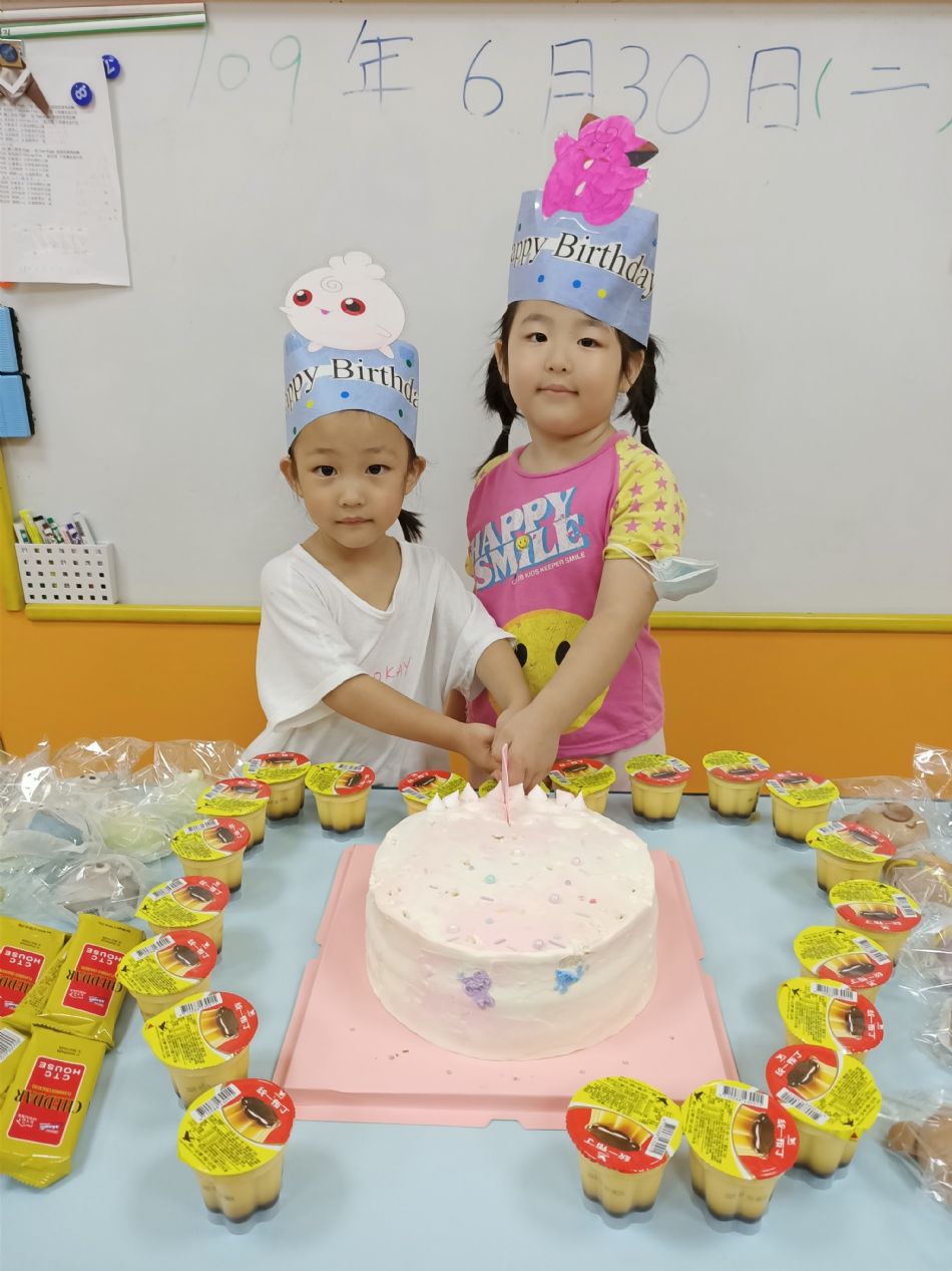 文件 : <FONT COLOR='red'>(109.06.30)Oliva及June寶貝生日-16.JPG</FONT> <BR> 尺寸 : <FONT COLOR='blue'>950 × 1267</FONT> 圖元 <BR> 格式 : <FONT COLOR='green'>jpg</FONT> <BR> 大小 : <FONT COLOR='green'> -- </FONT> KB