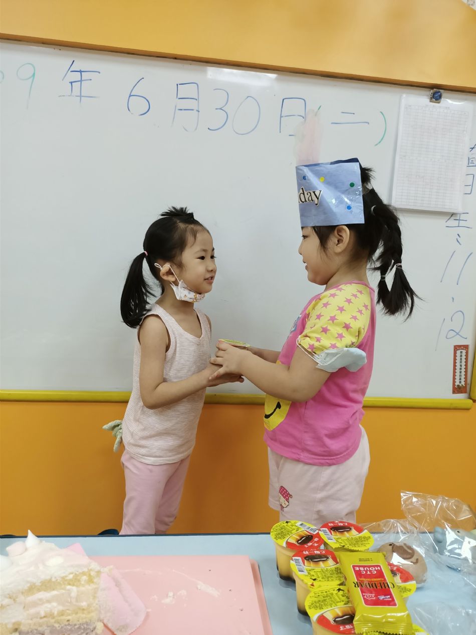 文件 : <FONT COLOR='red'>(109.06.30)Oliva及June寶貝生日-17.JPG</FONT> <BR> 尺寸 : <FONT COLOR='blue'>950 × 1267</FONT> 圖元 <BR> 格式 : <FONT COLOR='green'>jpg</FONT> <BR> 大小 : <FONT COLOR='green'> -- </FONT> KB