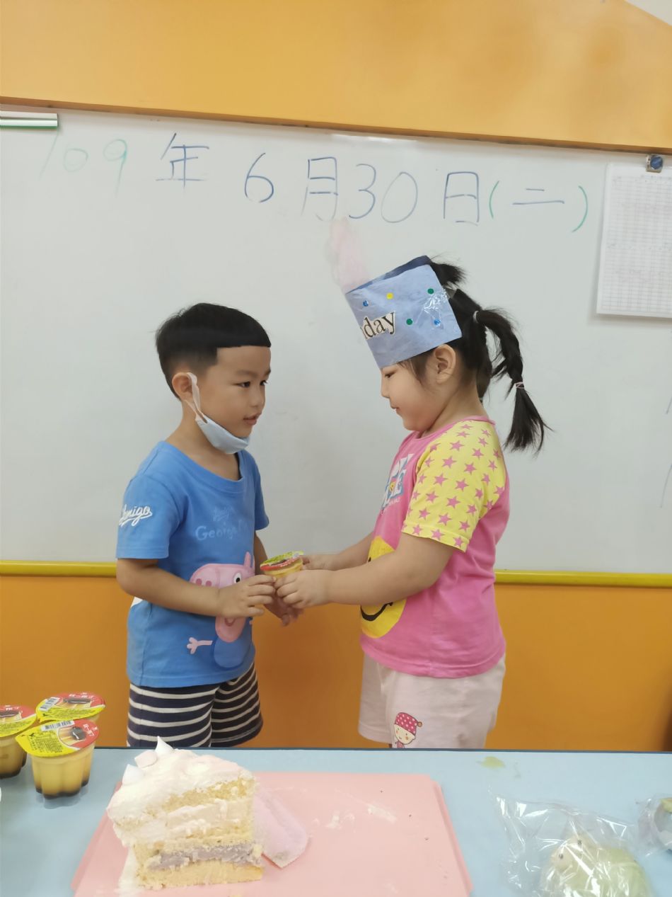 文件 : <FONT COLOR='red'>(109.06.30)Oliva及June寶貝生日-18.JPG</FONT> <BR> 尺寸 : <FONT COLOR='blue'>950 × 1267</FONT> 圖元 <BR> 格式 : <FONT COLOR='green'>jpg</FONT> <BR> 大小 : <FONT COLOR='green'> -- </FONT> KB