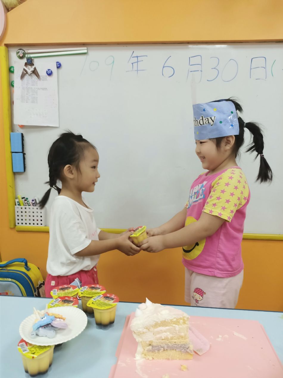 文件 : <FONT COLOR='red'>(109.06.30)Oliva及June寶貝生日-19.JPG</FONT> <BR> 尺寸 : <FONT COLOR='blue'>950 × 1267</FONT> 圖元 <BR> 格式 : <FONT COLOR='green'>jpg</FONT> <BR> 大小 : <FONT COLOR='green'> -- </FONT> KB