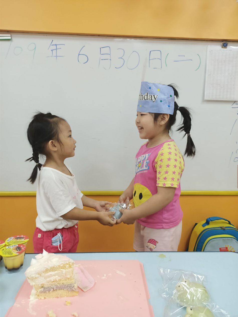 文件 : <FONT COLOR='red'>(109.06.30)Oliva及June寶貝生日-2.JPG</FONT> <BR> 尺寸 : <FONT COLOR='blue'>950 × 1267</FONT> 圖元 <BR> 格式 : <FONT COLOR='green'>jpg</FONT> <BR> 大小 : <FONT COLOR='green'> -- </FONT> KB