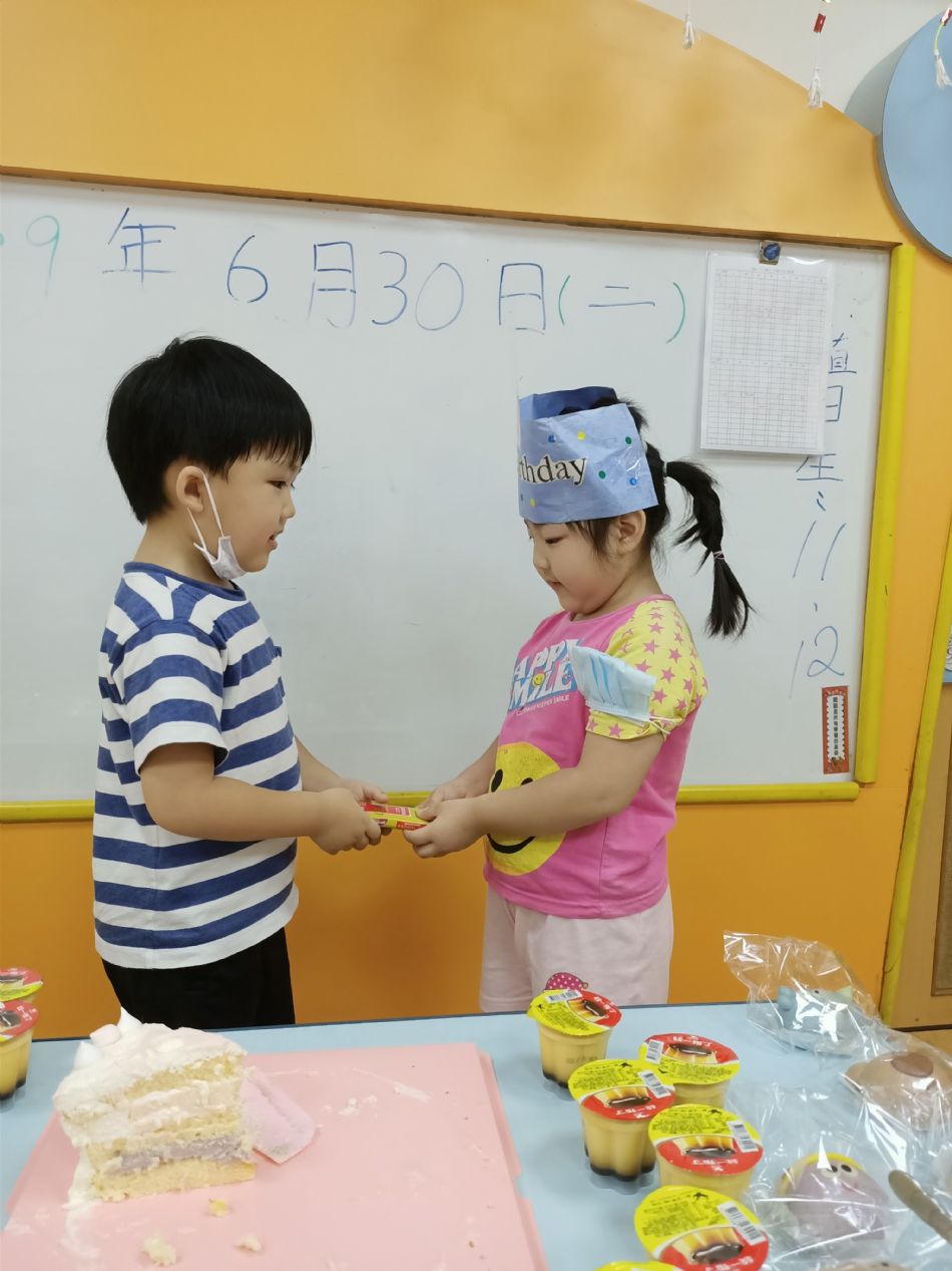 文件 : <FONT COLOR='red'>(109.06.30)Oliva及June寶貝生日-20.JPG</FONT> <BR> 尺寸 : <FONT COLOR='blue'>950 × 1267</FONT> 圖元 <BR> 格式 : <FONT COLOR='green'>jpg</FONT> <BR> 大小 : <FONT COLOR='green'> -- </FONT> KB