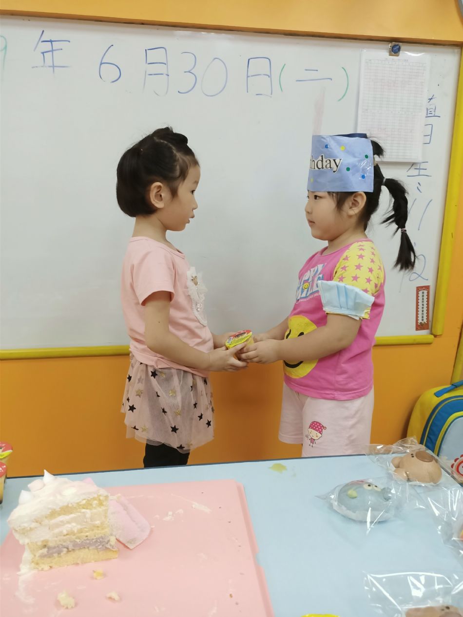 文件 : <FONT COLOR='red'>(109.06.30)Oliva及June寶貝生日-21.JPG</FONT> <BR> 尺寸 : <FONT COLOR='blue'>950 × 1267</FONT> 圖元 <BR> 格式 : <FONT COLOR='green'>jpg</FONT> <BR> 大小 : <FONT COLOR='green'> -- </FONT> KB