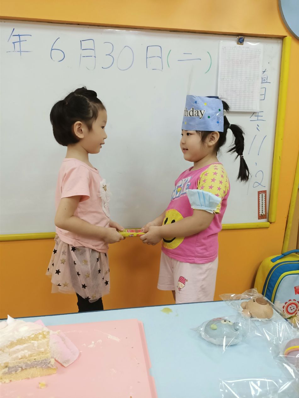 文件 : <FONT COLOR='red'>(109.06.30)Oliva及June寶貝生日-22.JPG</FONT> <BR> 尺寸 : <FONT COLOR='blue'>950 × 1267</FONT> 圖元 <BR> 格式 : <FONT COLOR='green'>jpg</FONT> <BR> 大小 : <FONT COLOR='green'> -- </FONT> KB