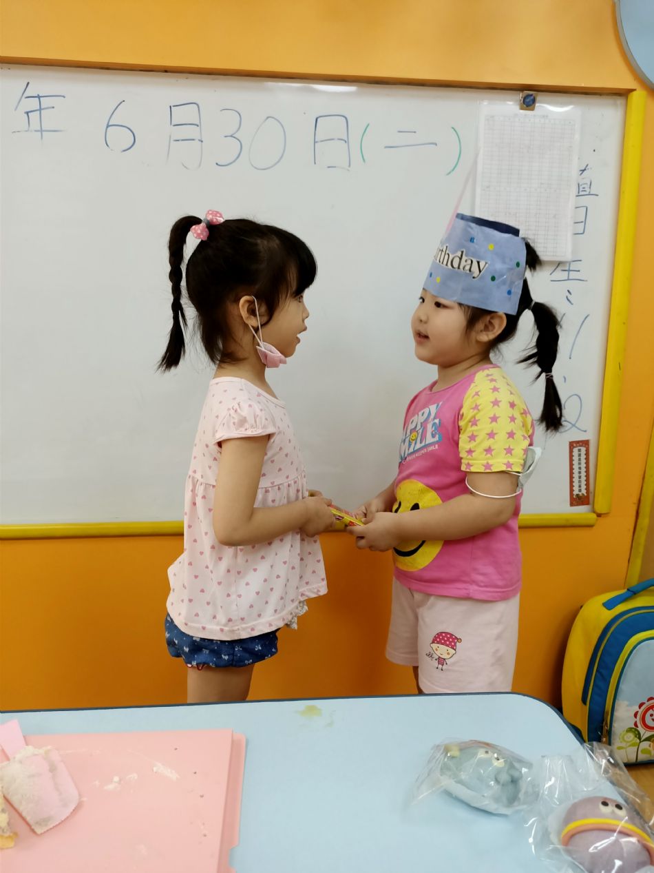 文件 : <FONT COLOR='red'>(109.06.30)Oliva及June寶貝生日-23.JPG</FONT> <BR> 尺寸 : <FONT COLOR='blue'>950 × 1267</FONT> 圖元 <BR> 格式 : <FONT COLOR='green'>jpg</FONT> <BR> 大小 : <FONT COLOR='green'> -- </FONT> KB