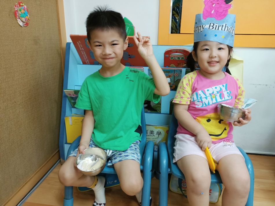 文件 : <FONT COLOR='red'>(109.06.30)Oliva及June寶貝生日-25.JPG</FONT> <BR> 尺寸 : <FONT COLOR='blue'>950 × 712</FONT> 圖元 <BR> 格式 : <FONT COLOR='green'>jpg</FONT> <BR> 大小 : <FONT COLOR='green'> -- </FONT> KB