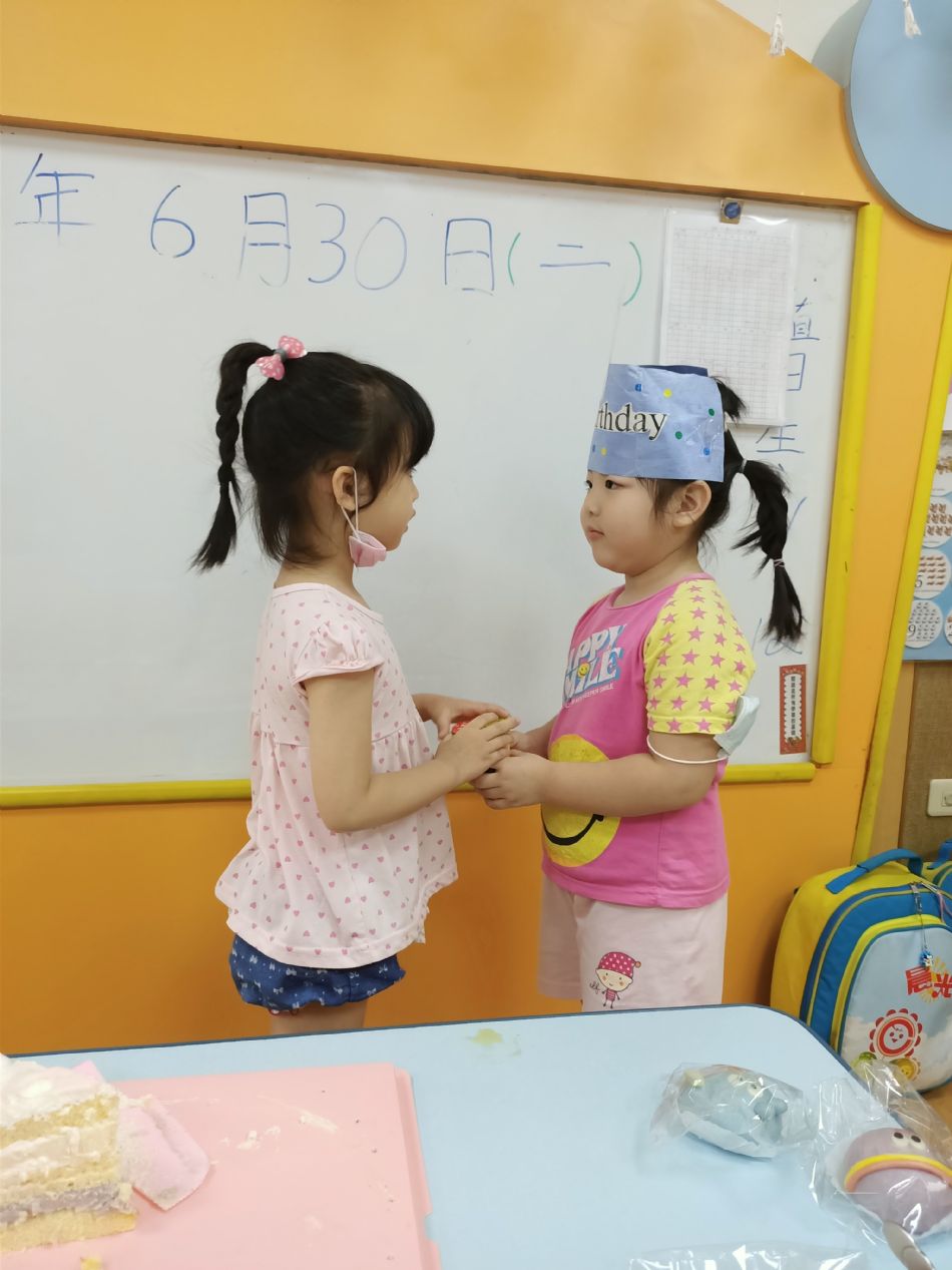 文件 : <FONT COLOR='red'>(109.06.30)Oliva及June寶貝生日-26.JPG</FONT> <BR> 尺寸 : <FONT COLOR='blue'>950 × 1267</FONT> 圖元 <BR> 格式 : <FONT COLOR='green'>jpg</FONT> <BR> 大小 : <FONT COLOR='green'> -- </FONT> KB