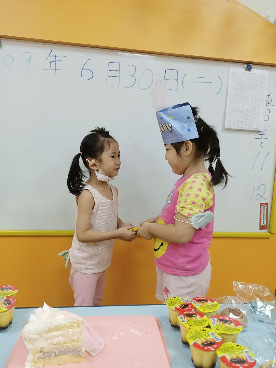 文件 : <FONT COLOR='red'>(109.06.30)Oliva及June寶貝生日-27.JPG</FONT> <BR> 尺寸 : <FONT COLOR='blue'>950 × 1267</FONT> 圖元 <BR> 格式 : <FONT COLOR='green'>jpg</FONT> <BR> 大小 : <FONT COLOR='green'> -- </FONT> KB