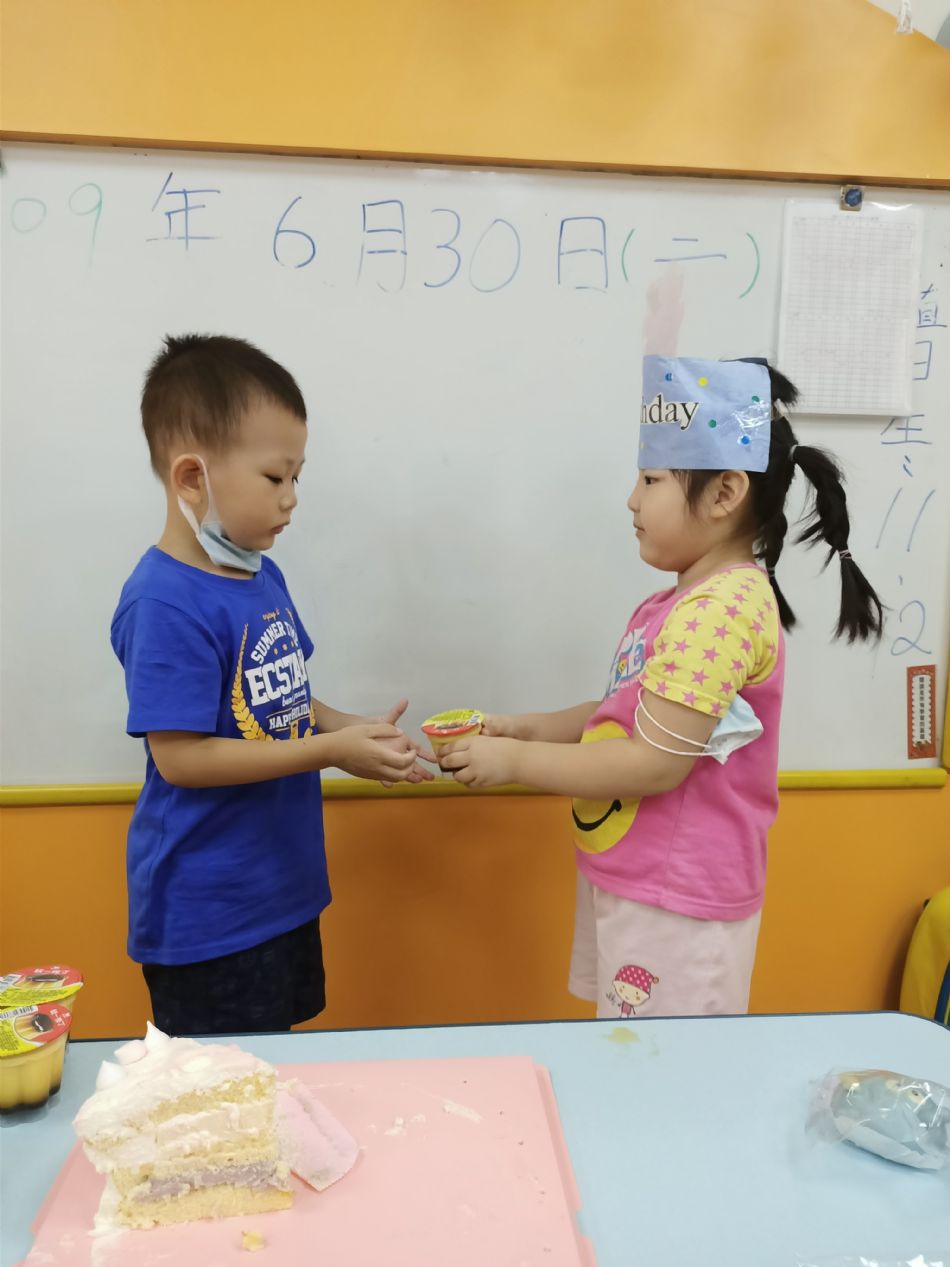 文件 : <FONT COLOR='red'>(109.06.30)Oliva及June寶貝生日-28.JPG</FONT> <BR> 尺寸 : <FONT COLOR='blue'>950 × 1267</FONT> 圖元 <BR> 格式 : <FONT COLOR='green'>jpg</FONT> <BR> 大小 : <FONT COLOR='green'> -- </FONT> KB