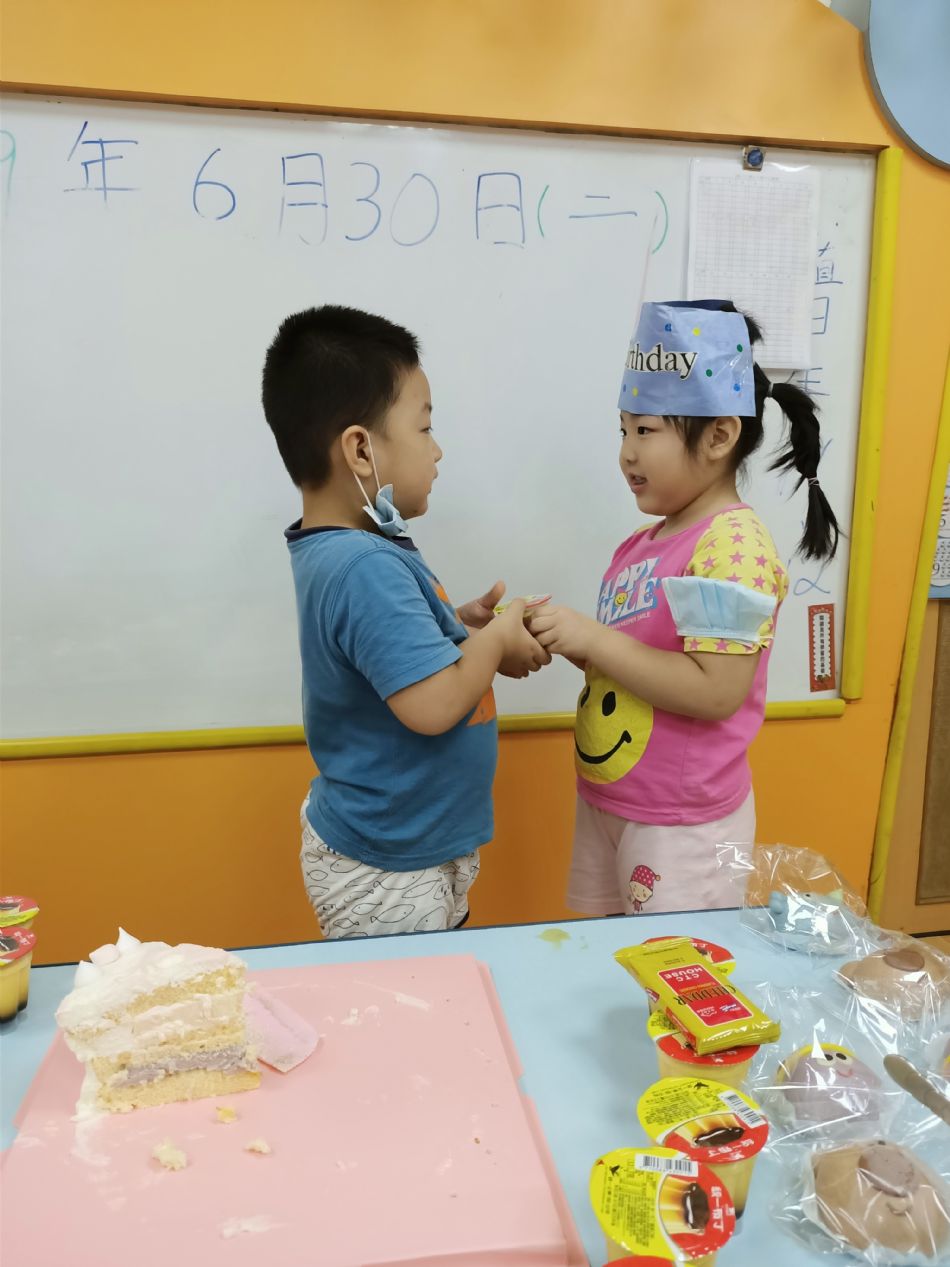 文件 : <FONT COLOR='red'>(109.06.30)Oliva及June寶貝生日-29.JPG</FONT> <BR> 尺寸 : <FONT COLOR='blue'>950 × 1267</FONT> 圖元 <BR> 格式 : <FONT COLOR='green'>jpg</FONT> <BR> 大小 : <FONT COLOR='green'> -- </FONT> KB