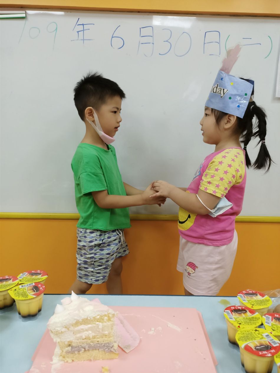 文件 : <FONT COLOR='red'>(109.06.30)Oliva及June寶貝生日-3.JPG</FONT> <BR> 尺寸 : <FONT COLOR='blue'>950 × 1267</FONT> 圖元 <BR> 格式 : <FONT COLOR='green'>jpg</FONT> <BR> 大小 : <FONT COLOR='green'> -- </FONT> KB