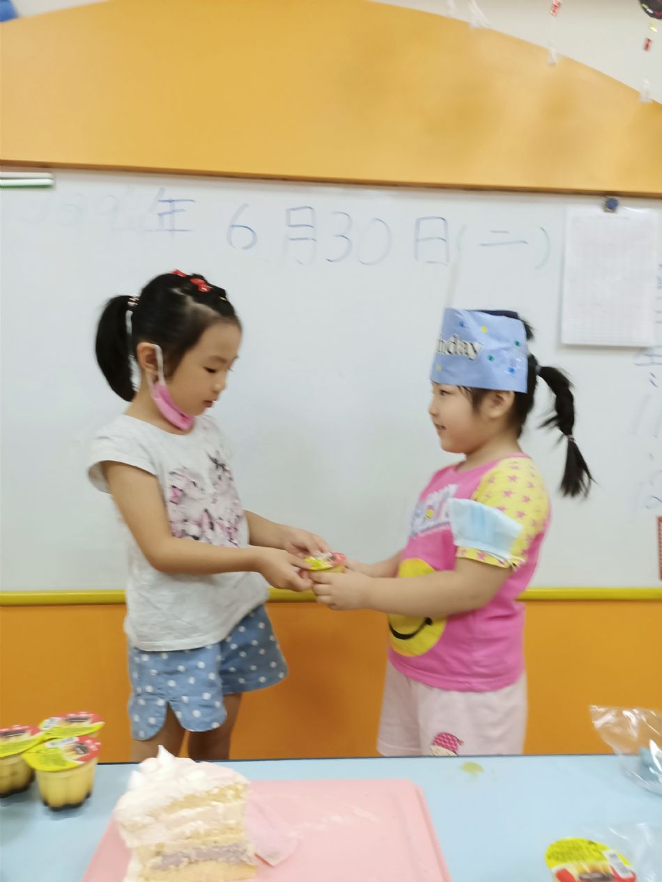 文件 : <FONT COLOR='red'>(109.06.30)Oliva及June寶貝生日-30.JPG</FONT> <BR> 尺寸 : <FONT COLOR='blue'>950 × 1267</FONT> 圖元 <BR> 格式 : <FONT COLOR='green'>jpg</FONT> <BR> 大小 : <FONT COLOR='green'> -- </FONT> KB