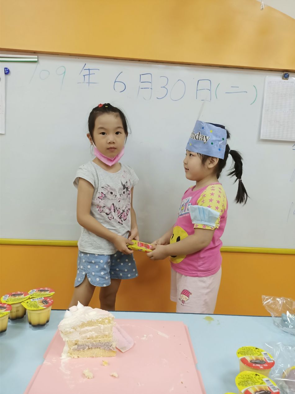 文件 : <FONT COLOR='red'>(109.06.30)Oliva及June寶貝生日-31.JPG</FONT> <BR> 尺寸 : <FONT COLOR='blue'>950 × 1267</FONT> 圖元 <BR> 格式 : <FONT COLOR='green'>jpg</FONT> <BR> 大小 : <FONT COLOR='green'> -- </FONT> KB