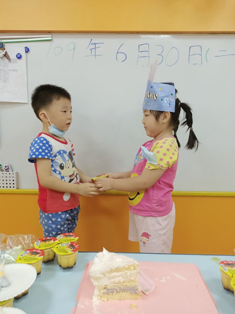 文件 : <FONT COLOR='red'>(109.06.30)Oliva及June寶貝生日-32.JPG</FONT> <BR> 尺寸 : <FONT COLOR='blue'>950 × 1267</FONT> 圖元 <BR> 格式 : <FONT COLOR='green'>jpg</FONT> <BR> 大小 : <FONT COLOR='green'> -- </FONT> KB