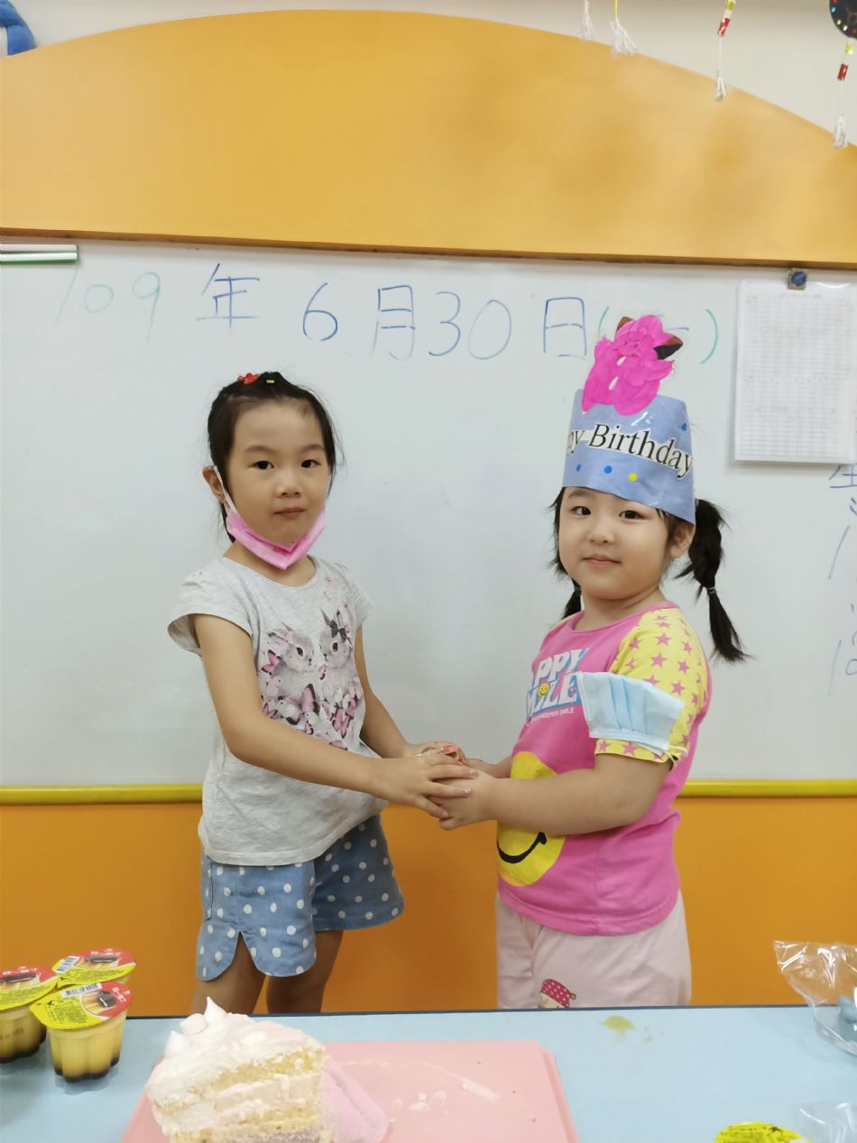 文件 : <FONT COLOR='red'>(109.06.30)Oliva及June寶貝生日-33.JPG</FONT> <BR> 尺寸 : <FONT COLOR='blue'>950 × 1267</FONT> 圖元 <BR> 格式 : <FONT COLOR='green'>jpg</FONT> <BR> 大小 : <FONT COLOR='green'> -- </FONT> KB