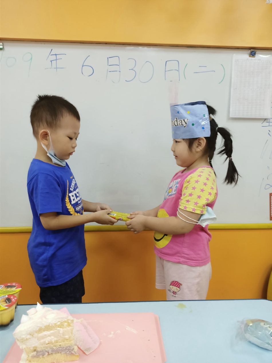 文件 : <FONT COLOR='red'>(109.06.30)Oliva及June寶貝生日-34.JPG</FONT> <BR> 尺寸 : <FONT COLOR='blue'>950 × 1267</FONT> 圖元 <BR> 格式 : <FONT COLOR='green'>jpg</FONT> <BR> 大小 : <FONT COLOR='green'> -- </FONT> KB