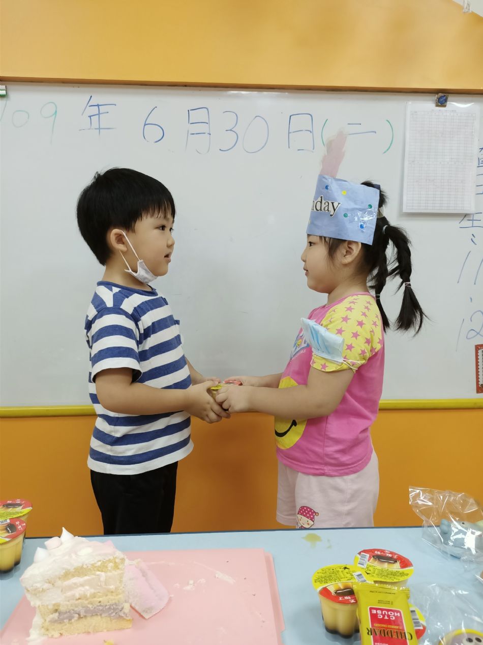 文件 : <FONT COLOR='red'>(109.06.30)Oliva及June寶貝生日-36.JPG</FONT> <BR> 尺寸 : <FONT COLOR='blue'>950 × 1267</FONT> 圖元 <BR> 格式 : <FONT COLOR='green'>jpg</FONT> <BR> 大小 : <FONT COLOR='green'> -- </FONT> KB