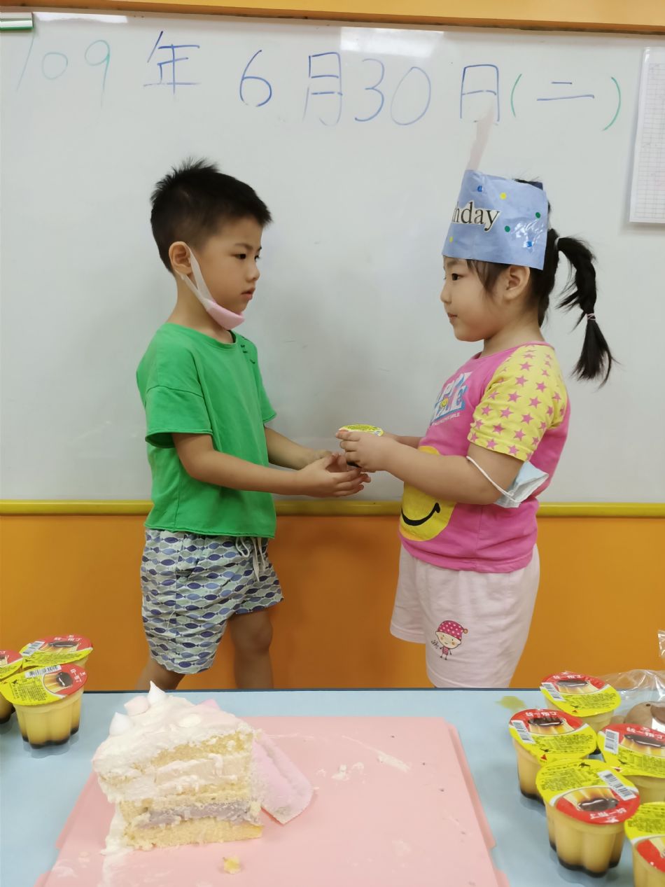 文件 : <FONT COLOR='red'>(109.06.30)Oliva及June寶貝生日-37.JPG</FONT> <BR> 尺寸 : <FONT COLOR='blue'>950 × 1267</FONT> 圖元 <BR> 格式 : <FONT COLOR='green'>jpg</FONT> <BR> 大小 : <FONT COLOR='green'> -- </FONT> KB