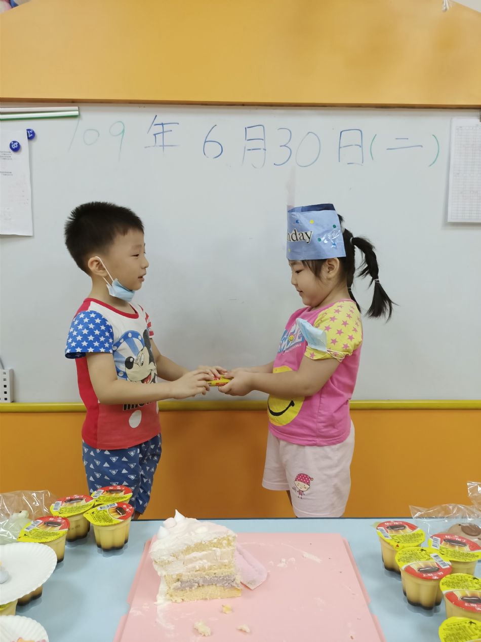 文件 : <FONT COLOR='red'>(109.06.30)Oliva及June寶貝生日-7.JPG</FONT> <BR> 尺寸 : <FONT COLOR='blue'>950 × 1267</FONT> 圖元 <BR> 格式 : <FONT COLOR='green'>jpg</FONT> <BR> 大小 : <FONT COLOR='green'> -- </FONT> KB