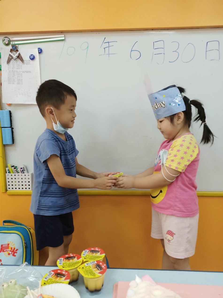 文件 : <FONT COLOR='red'>(109.06.30)Oliva及June寶貝生日-9.JPG</FONT> <BR> 尺寸 : <FONT COLOR='blue'>950 × 1267</FONT> 圖元 <BR> 格式 : <FONT COLOR='green'>jpg</FONT> <BR> 大小 : <FONT COLOR='green'> -- </FONT> KB