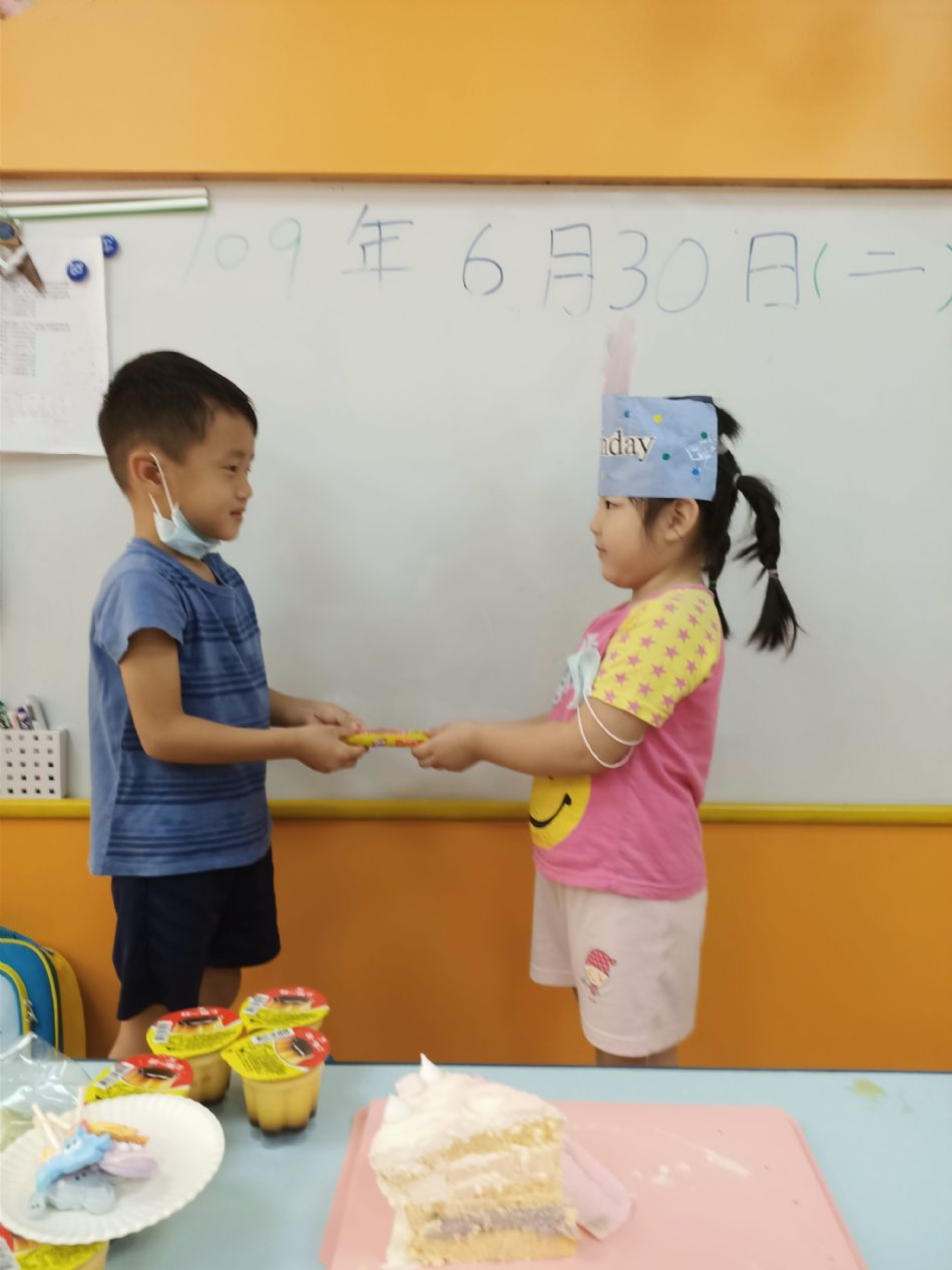 文件 : <FONT COLOR='red'>(109.06.30)Oliva及June寶貝生日.JPG</FONT> <BR> 尺寸 : <FONT COLOR='blue'>950 × 1267</FONT> 圖元 <BR> 格式 : <FONT COLOR='green'>jpg</FONT> <BR> 大小 : <FONT COLOR='green'> -- </FONT> KB