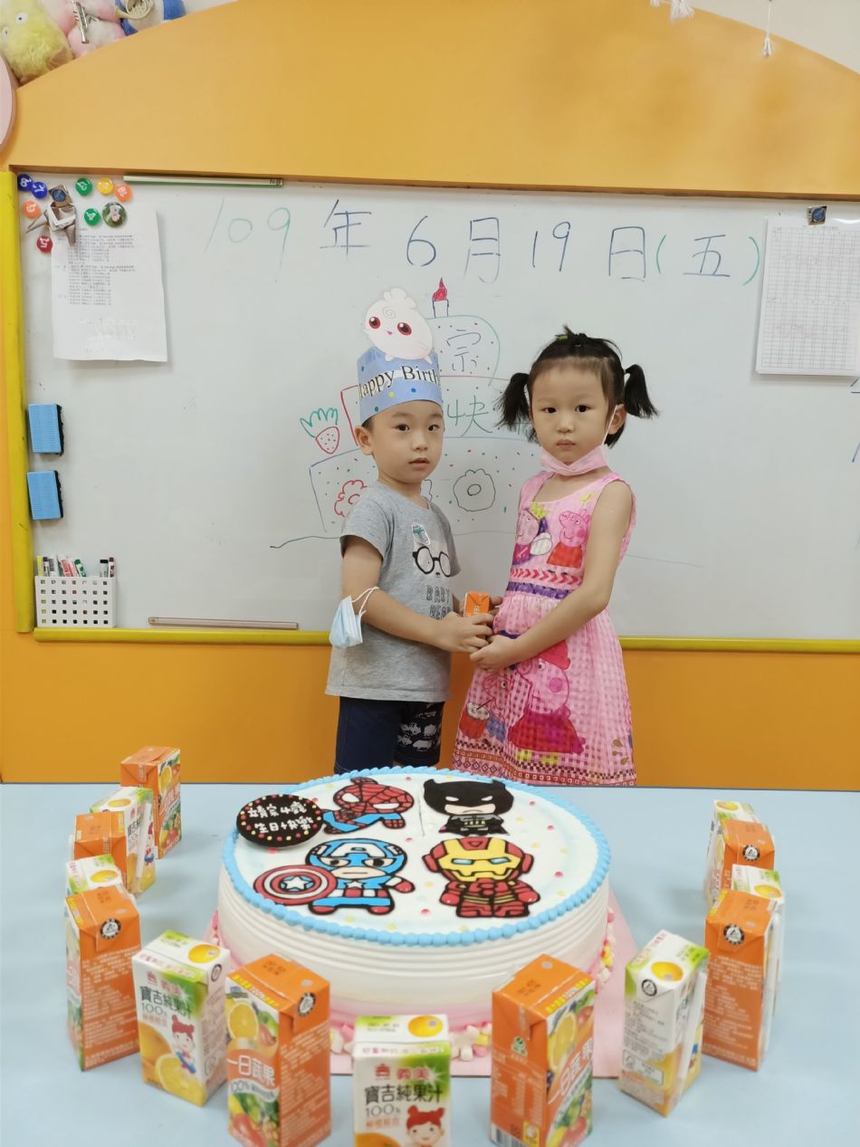 文件 : <FONT COLOR='red'>(109.06.19)Pierce寶貝生日快樂-11.JPG</FONT> <BR> 尺寸 : <FONT COLOR='blue'>950 × 1267</FONT> 圖元 <BR> 格式 : <FONT COLOR='green'>jpg</FONT> <BR> 大小 : <FONT COLOR='green'> -- </FONT> KB