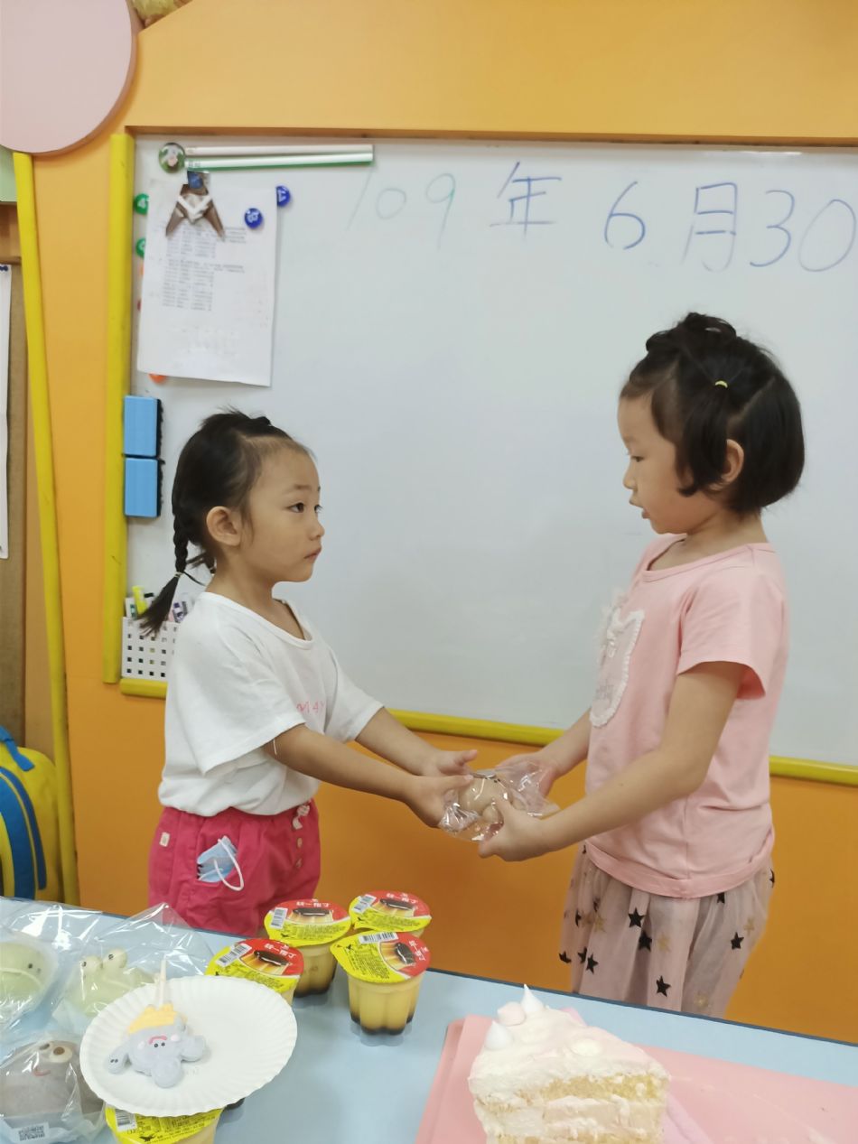 文件 : <FONT COLOR='red'>(109.06.30)Oliva及June寶貝生日-3.JPG</FONT> <BR> 尺寸 : <FONT COLOR='blue'>950 × 1267</FONT> 圖元 <BR> 格式 : <FONT COLOR='green'>jpg</FONT> <BR> 大小 : <FONT COLOR='green'> -- </FONT> KB