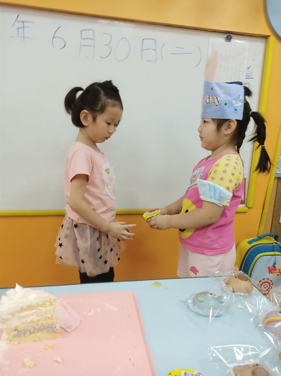 文件 : <FONT COLOR='red'>(109.06.30)Oliva及June寶貝生日.JPG</FONT> <BR> 尺寸 : <FONT COLOR='blue'>950 × 1267</FONT> 圖元 <BR> 格式 : <FONT COLOR='green'>jpg</FONT> <BR> 大小 : <FONT COLOR='green'> -- </FONT> KB