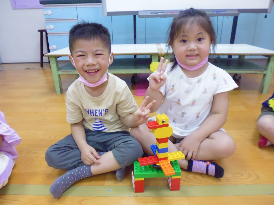 文件 : <FONT COLOR='red'>(109.05.04)樂高積木【旋轉遊戲盒】.JPG</FONT> <BR> 尺寸 : <FONT COLOR='blue'>950 × 712</FONT> 圖元 <BR> 格式 : <FONT COLOR='green'>jpg</FONT> <BR> 大小 : <FONT COLOR='green'> -- </FONT> KB