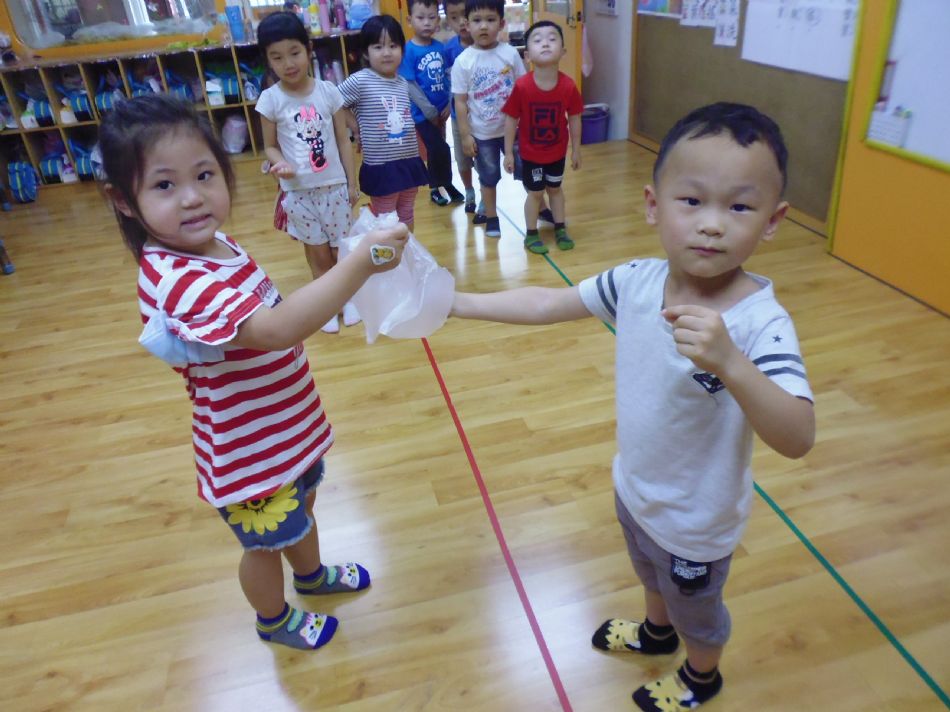 文件 : <FONT COLOR='red'>(109.05.07)主題【最多的風扇風】-1.JPG</FONT> <BR> 尺寸 : <FONT COLOR='blue'>950 × 712</FONT> 圖元 <BR> 格式 : <FONT COLOR='green'>jpg</FONT> <BR> 大小 : <FONT COLOR='green'> -- </FONT> KB