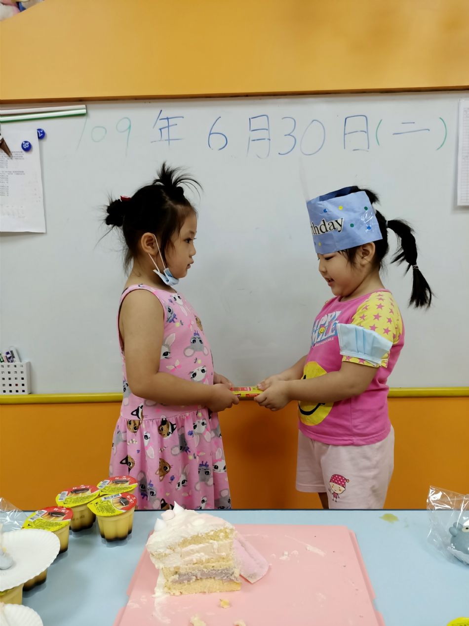 文件 : <FONT COLOR='red'>(109.06.30)Oliva及June寶貝生日-1.JPG</FONT> <BR> 尺寸 : <FONT COLOR='blue'>950 × 1267</FONT> 圖元 <BR> 格式 : <FONT COLOR='green'>jpg</FONT> <BR> 大小 : <FONT COLOR='green'> -- </FONT> KB