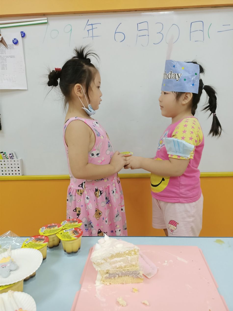 文件 : <FONT COLOR='red'>(109.06.30)Oliva及June寶貝生日-2.JPG</FONT> <BR> 尺寸 : <FONT COLOR='blue'>950 × 1267</FONT> 圖元 <BR> 格式 : <FONT COLOR='green'>jpg</FONT> <BR> 大小 : <FONT COLOR='green'> -- </FONT> KB