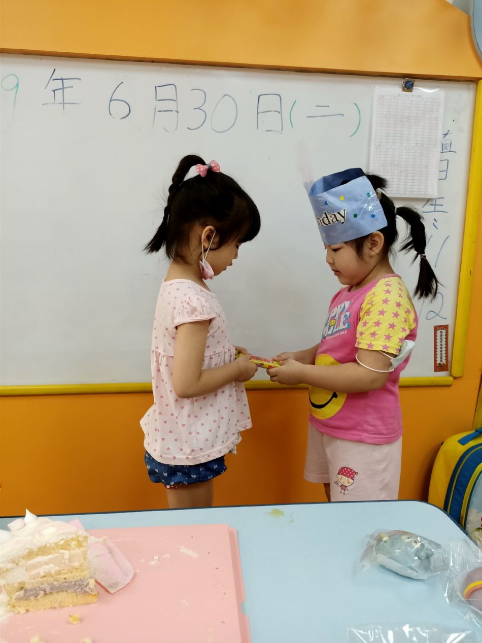 文件 : <FONT COLOR='red'>(109.06.30)Oliva及June寶貝生日-1.JPG</FONT> <BR> 尺寸 : <FONT COLOR='blue'>950 × 1267</FONT> 圖元 <BR> 格式 : <FONT COLOR='green'>jpg</FONT> <BR> 大小 : <FONT COLOR='green'> -- </FONT> KB