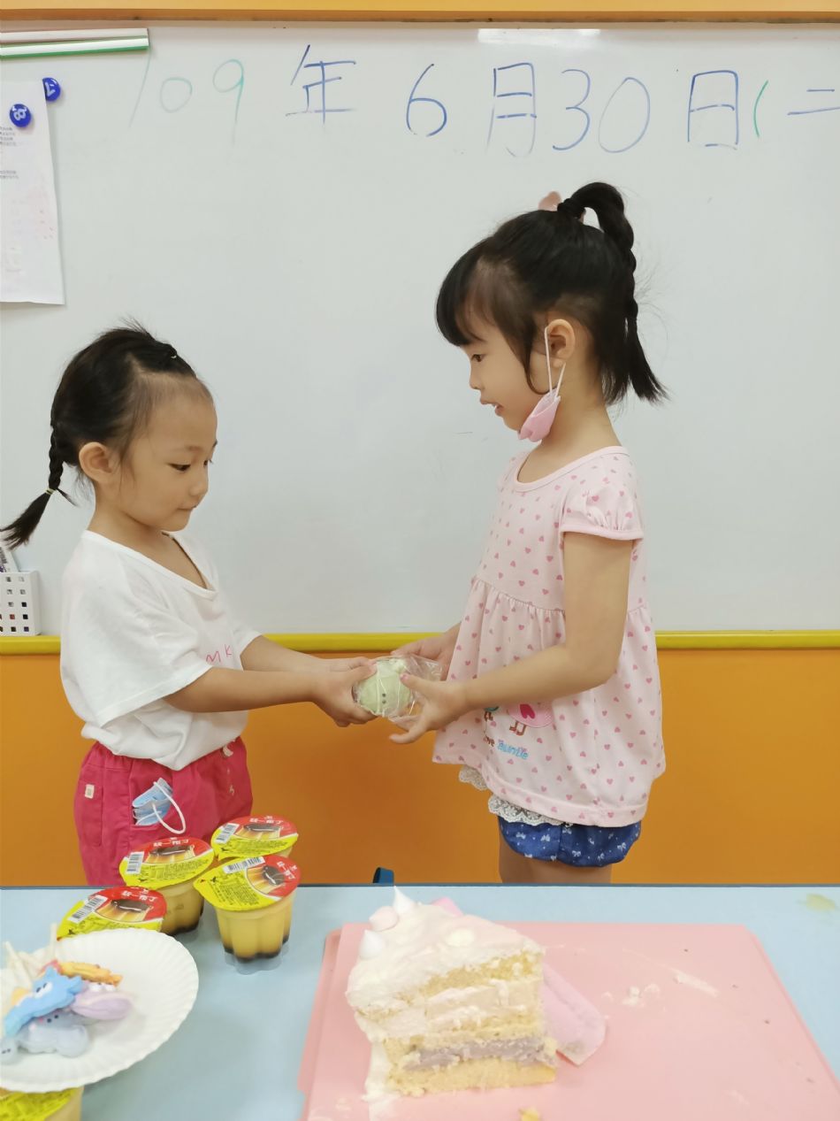 文件 : <FONT COLOR='red'>(109.06.30)Oliva及June寶貝生日-4.JPG</FONT> <BR> 尺寸 : <FONT COLOR='blue'>950 × 1267</FONT> 圖元 <BR> 格式 : <FONT COLOR='green'>jpg</FONT> <BR> 大小 : <FONT COLOR='green'> -- </FONT> KB