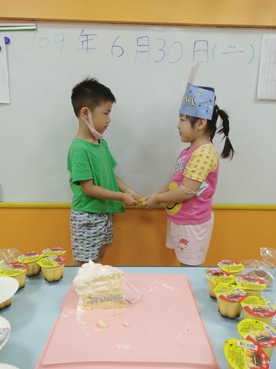 文件 : <FONT COLOR='red'>(109.06.30)Oliva及June寶貝生日-1.JPG</FONT> <BR> 尺寸 : <FONT COLOR='blue'>950 × 1267</FONT> 圖元 <BR> 格式 : <FONT COLOR='green'>jpg</FONT> <BR> 大小 : <FONT COLOR='green'> -- </FONT> KB