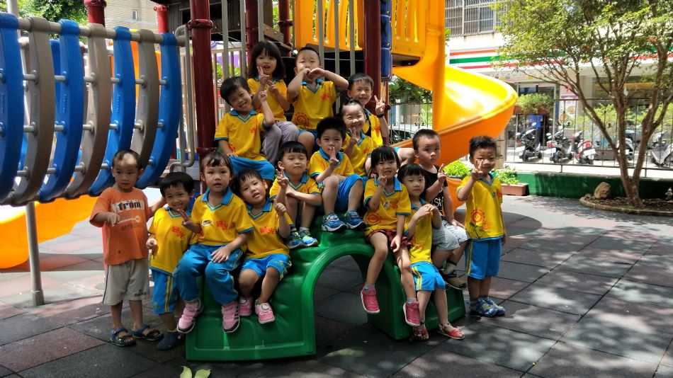 文件 : <FONT COLOR='red'>(109.07.01)我們這一班-2.JPG</FONT> <BR> 尺寸 : <FONT COLOR='blue'>950 × 534</FONT> 圖元 <BR> 格式 : <FONT COLOR='green'>jpg</FONT> <BR> 大小 : <FONT COLOR='green'> -- </FONT> KB