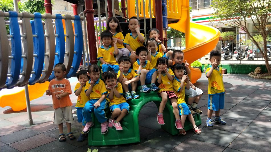 文件 : <FONT COLOR='red'>(109.07.01)我們這一班.JPG</FONT> <BR> 尺寸 : <FONT COLOR='blue'>950 × 534</FONT> 圖元 <BR> 格式 : <FONT COLOR='green'>jpg</FONT> <BR> 大小 : <FONT COLOR='green'> -- </FONT> KB